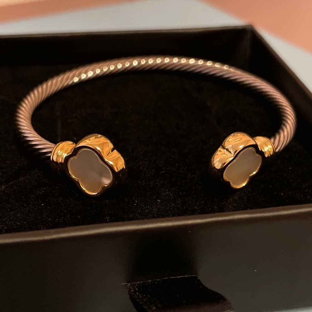 Clover cuff bracelet